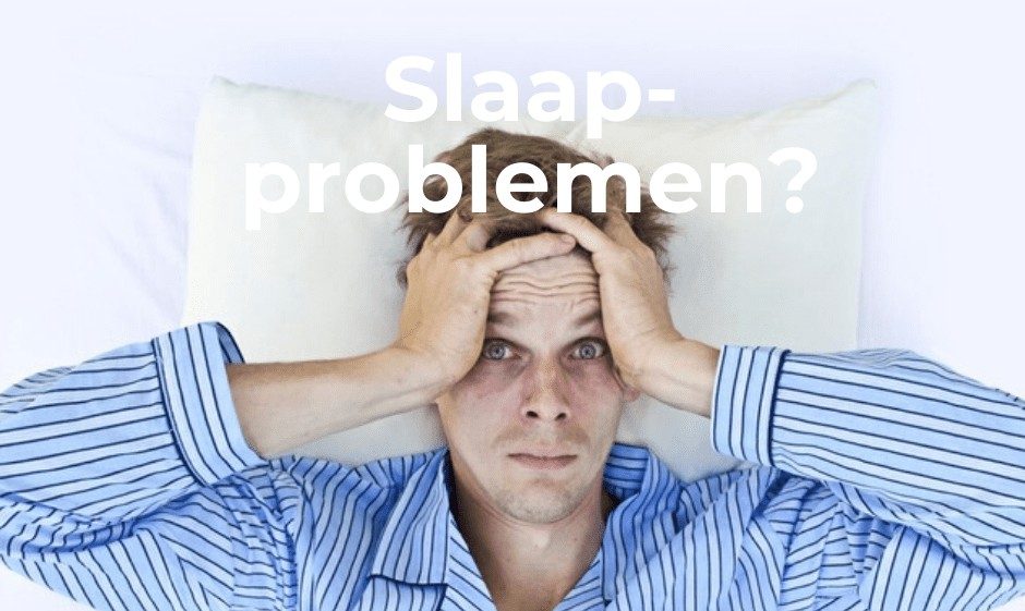 man ligt wakker in bed met zijn handen op zijn hoofd en wil graag slapen